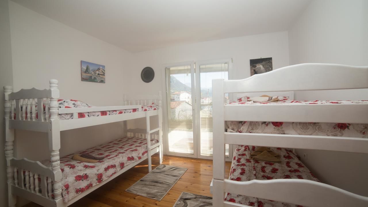 Хостелы Honey House Hostel Вирпазар