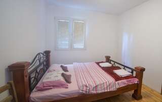 Хостелы Honey House Hostel Вирпазар Стандартный двухместный номер с 1 кроватью-1