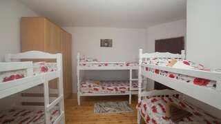 Хостелы Honey House Hostel Вирпазар Общий шестиместный номер для мужчин и женщин-8