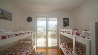 Хостелы Honey House Hostel Вирпазар Общий шестиместный номер для мужчин и женщин-9