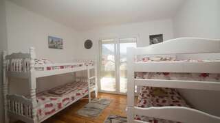 Хостелы Honey House Hostel Вирпазар Общий шестиместный номер для мужчин и женщин-10