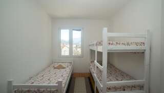 Хостелы Honey House Hostel Вирпазар Трехместный номер-8