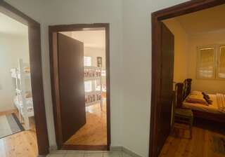 Хостелы Honey House Hostel Вирпазар Трехместный номер-10