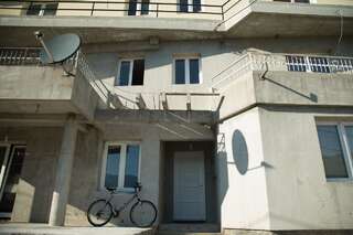 Хостелы Honey House Hostel Вирпазар Трехместный номер-15