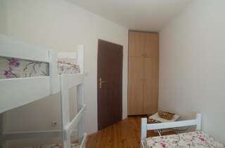Хостелы Honey House Hostel Вирпазар Трехместный номер-25