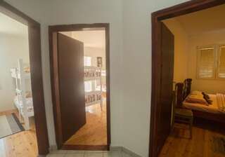 Хостелы Honey House Hostel Вирпазар Трехместный номер-26