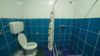 Хостелы Honey House Hostel Вирпазар Трехместный номер-27