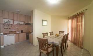 Хостелы Honey House Hostel Вирпазар Трехместный номер-30